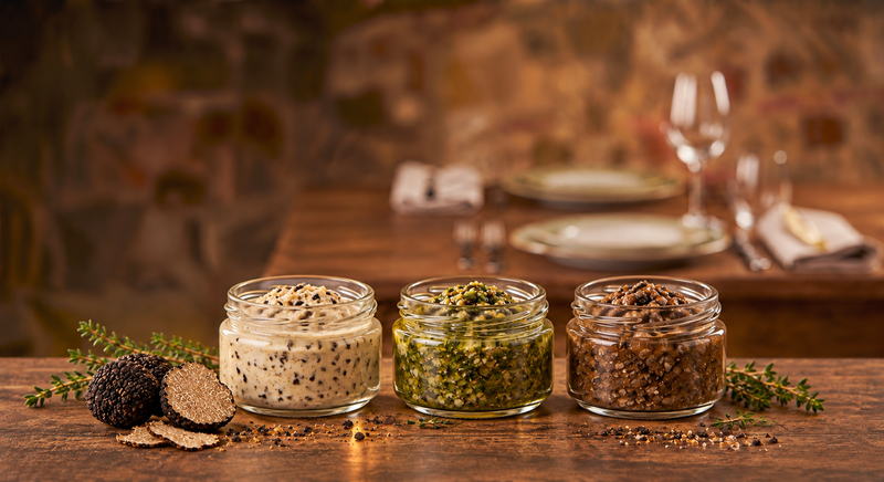 Trüffelsoßen und Pesto in neutralen Gläsern